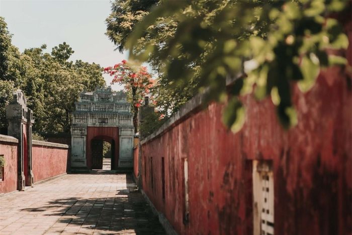Đại Nội Huế bao gồm Hoàng Thành (nơi vua thiết triều và làm việc) và Tử Cấm Thành (nơi sinh hoạt của vua và hoàng tộc). Là công trình có quy mô đồ sộ nhất trong lịch sử Việt Nam, Đại Nội Huế có quá trình xây dựng kéo dài 30 năm với hàng vạn người thi công cùng hàng loạt các công việc như lấp sông, đào hào, đắp thành...