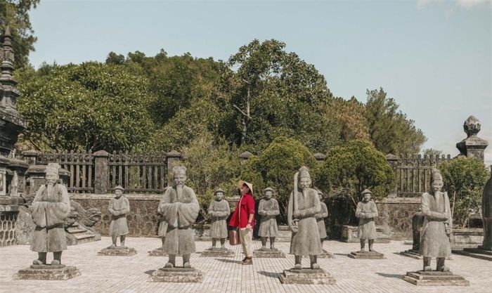 Đến với Huế, bạn sẽ được quay ngược quá khứ, lạc vào chốn cung đình cổ xưa, tìm về giá trị nhân văn và lắng lại một thời đại lịch sử vàng son đúng nghĩa.