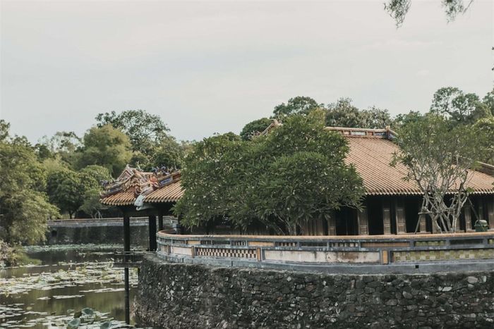 Lăng Tự Đức được chính vua Tự Đức cho xây dựng khi còn tại vị. Trong quần thể công trình kiến trúc này, nơi chôn cất vua Tự Đức ở một thung lũng hẹp, nay là thôn Thượng Ba, phường Thủy Xuân, thành phố Huế. Lúc mới xây dựng, lăng có tên Vạn Niên Cơ, sau đó đổi thành Khiêm Cung.