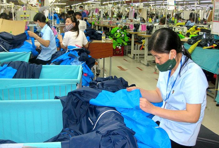 Công ty TNHH MTV Sơn Hà Phú Thọ - Cụm công nghiệp, làng nghề Hoàng Xá, huyện Thanh Thủy chuyên may quần áo xuất khẩu, tạo việc làm cho khoảng 1.000 lao động.