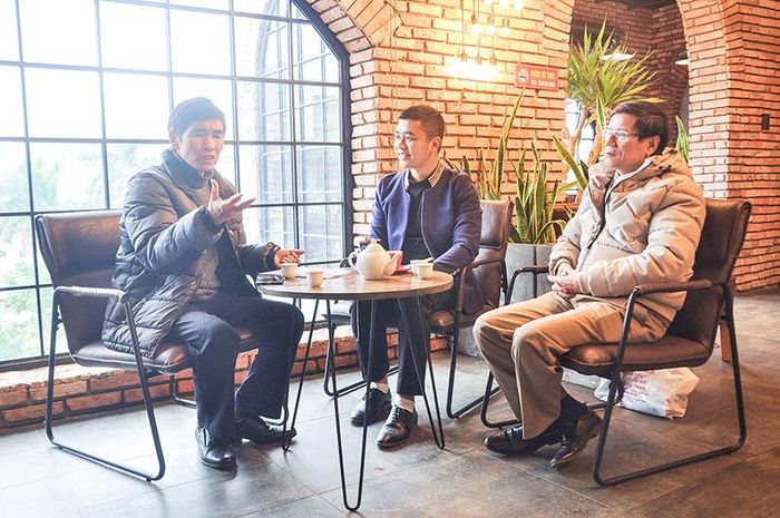 Phóng viên Quang Hiệp chuyện trò với nhà thơ Nguyễn Hữu Quý (phía bên trái màn hình) và nhà thơ Võ Văn Luyến - Ảnh: N.K