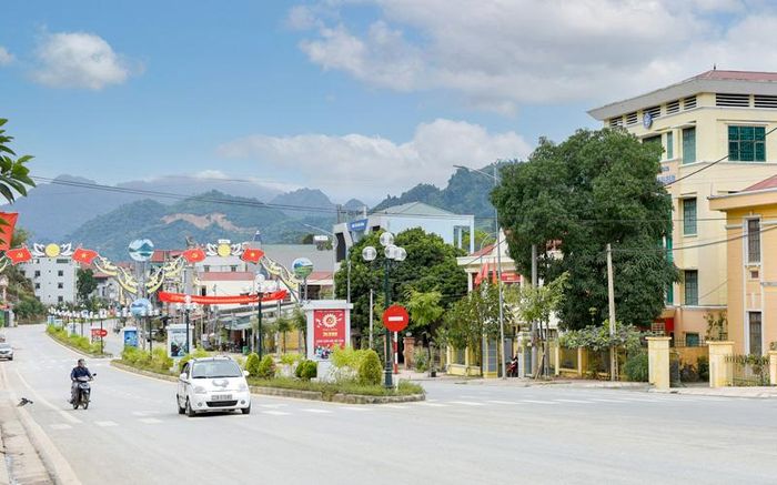 Tuyến đường trung tâm huyện Na Hang được đầu tư xây dựng khang trang, sạch đẹp.