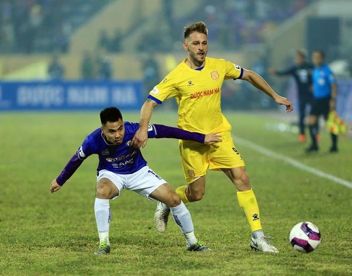 Những ngoại binh như Gramoz luôn thấp thỏm trước việc bị CLB V.League thanh lý.