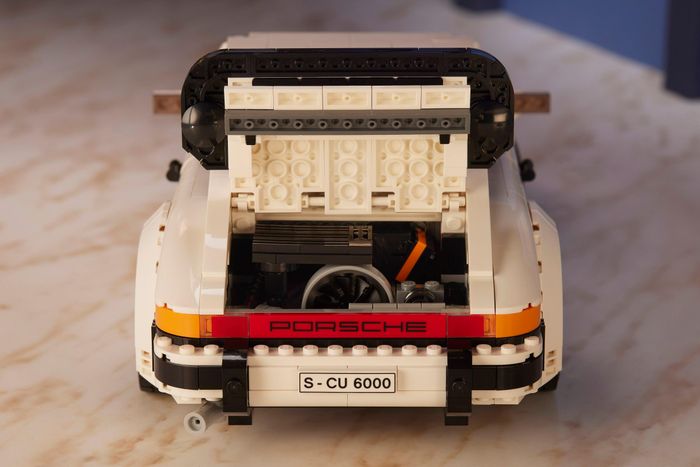 Giá bán khới điểm của bộ Lego này là 150 USD. Một số khách hàng đặc biệt của Lego có thể mua trước từ tháng 2, thời điểm bán đại trà sẽ bắt đầu vào tháng 3.