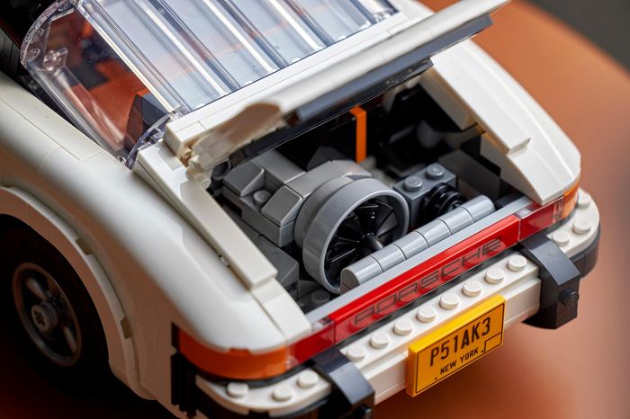  Dưới nắp ca-pô là bản sao thu nhỏ của động cơ boxer 6 xy-lanh phẳng, đi cùng với đó là một cánh quạt làm mát tương tự như xe thật. 