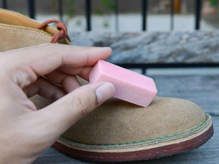 Trong trường hợp gấp gáp và không có đủ dụng cụ vệ sinh như ở nhà, cục tẩy hoặc dũa móng tay sẽ là "trợ thủ" đắc lực giúp đánh bay những vết bẩn nhanh chóng trên đôi giày da lộn. Tuy nhiên, bạn nên lưu ý không chà quá mạnh, tránh làm xước gây mất giá trị vốn có của đôi giày. Ảnh: Business Insider.