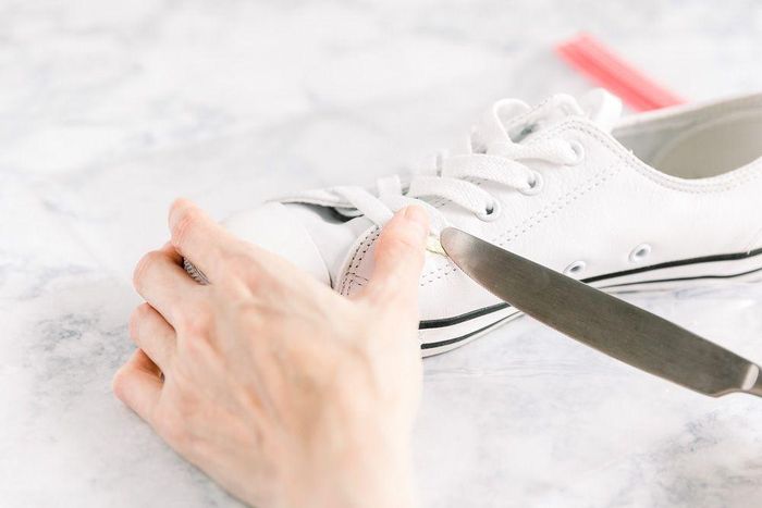 Bã kẹo cao su hoặc sáp cũng là vết bẩn khó chịu đối với những người sử dụng giày da lộn. Khi gặp phải trường hợp này, người dùng cần để giày trong ngăn đá tủ lạnh vài giờ. Nhiệt độ lạnh sẽ giúp kẹo cao su hoặc sáp cứng lại và dễ dàng loại bỏ bằng bàn chải. Ảnh: Shutterstock.