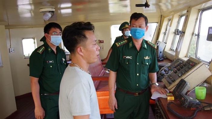 BĐBP Bà Rịa - Vũng Tàu làm việc với ông Nguyễn Văn Tấm, thuyền trưởng tàu Việt Trung 29. Ảnh: Văn Danh