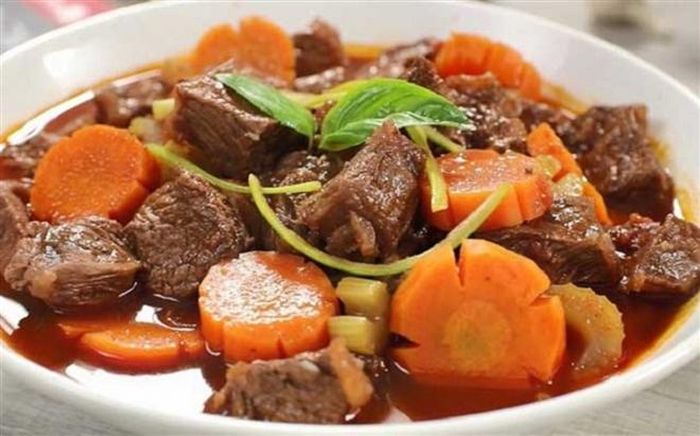 Cách làm đúng khi hầm thịt bò là thêm muối 15 phút trước khi tắt bếp. (Ảnh minh họa)