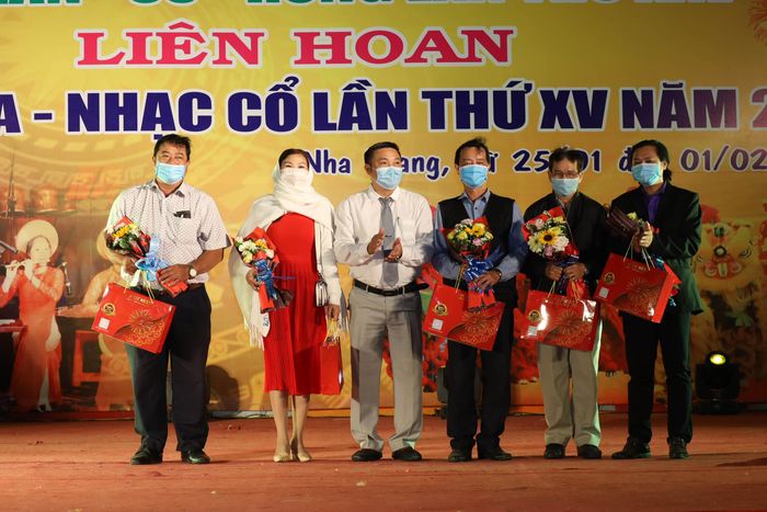 Ban tổ chức tặng hoa cho các thành viên Ban giám khảo.