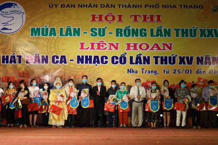Ban tổ chức tặng cờ lưu niệm và hoa cho đại diện các xã, phường về tham gia liên hoan. 