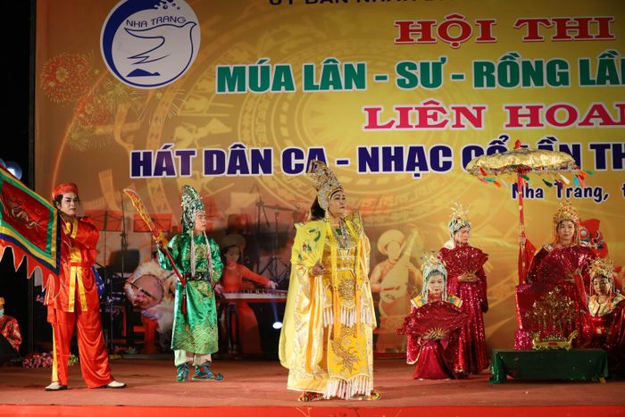 Tiết mục hát chầu văn Ông Hoàng Mười của đội thi Ngọc Hiệp. 