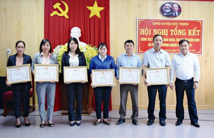 Đồng chí Lê Nguyên Hoàng – Phó Chủ tịch UBND huyện, trao giấy khen cho các cá nhân