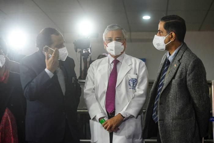 Tiến sĩ Randeep Guleria, giám đốc của Viện Khoa học Y tế Toàn Ấn Độ (ở giữa) cho biết Ấn Độ đạt miễn dịch cộng đồng. Ảnh: Hindustan Times/Getty.