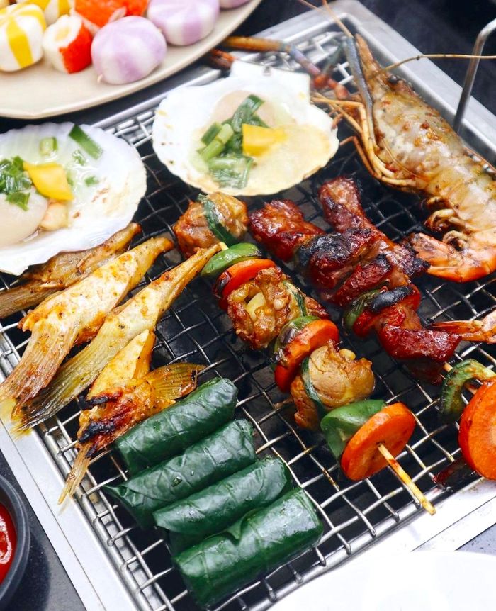 Bạn Minh Trường nhận xét: "Xiên nướng hơi ngọt, song thưởng thức kèm nước chấm tạo sự hài hòa. Lẩu có đồ nhúng đa dạng, vị vừa miệng. Quán nằm ở vị trí mặt tiền nên khá dễ tìm. Điểm trừ là không gian khá ngợp khói nếu đông khách. 19h-20h là khoảng thời gian nhiều lượt khách đến đây". Ảnh: Iamfoodtester.