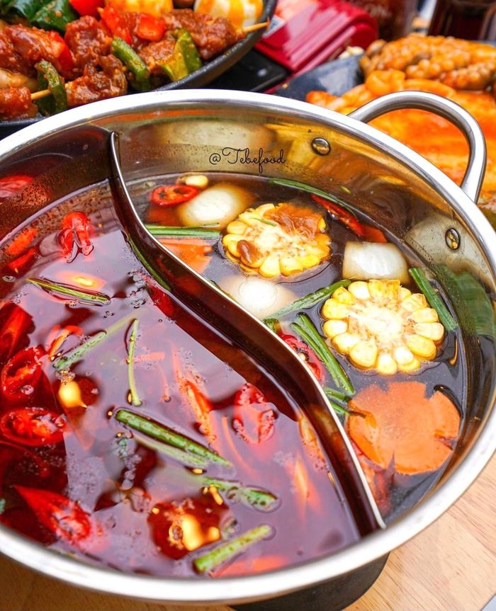 Tiệm còn phục vụ lẩu 2 ngăn để nhóm bạn sưởi ấm chiếc bụng đói. Trên trang cá nhân, tài khoản Tebefood chia sẻ: "Hương vị lẩu Thái chua cay, đậm đà. Lẩu nấm gây ấn tượng với vị ngọt thanh. Ngoài ra, bò sốt trứng muối cũng là gợi ý cho những ai ưa thích vị thơm béo. Món này có phần thịt bò nướng vừa chín tới, mềm". Không gian quán rộng rãi, thoáng mát. Điểm trừ là tiệm nằm ở vị trí hơi khuất nên khá khó tìm. Ảnh: Tebefood. 