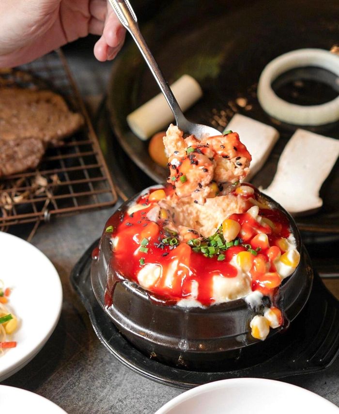 Nếu bạn đi nhóm từ 2-3 người, combo có giá 499.000 đồng là sự lựa chọn lý tưởng. Set ẩm thực này gồm ba rọi, sườn heo, canh kim chi hoặc đậu tương, mì lạnh, trứng hấp núi lửa. Bạn Kỳ Duyên chia sẻ: "Thịt nướng to dày, thấm gia vị và có lớp mỡ beo béo. Phần canh kim chi với vị chua cay, nóng hổi được phục vụ kèm cơm. Mì lạnh có sợi dai nhẹ, quyện sốt lạ miệng. Trứng hấp núi lửa kết hợp cùng phô mai và bắp nổi bật nhờ độ mềm xốp, thơm béo". Ảnh: Llickthespoon. 
