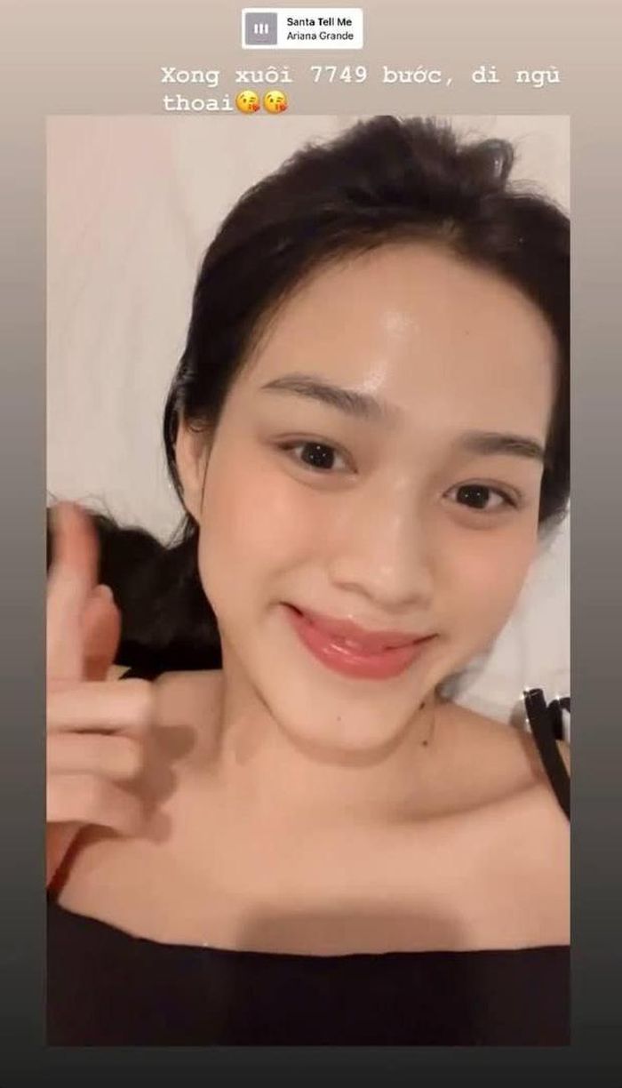 Trên trang cá nhân, Hoa hậu Đỗ Thị Hà đã đăng ảnh khuôn mặt mộc hoàn toàn, không trang điểm. Người đẹp Thanh Hóa chụp hình sau khi thực hiện các bước dưỡng da buổi tối. Làn da mịn màng, trắng hồng của cô nhận được lời khen của khán giả.