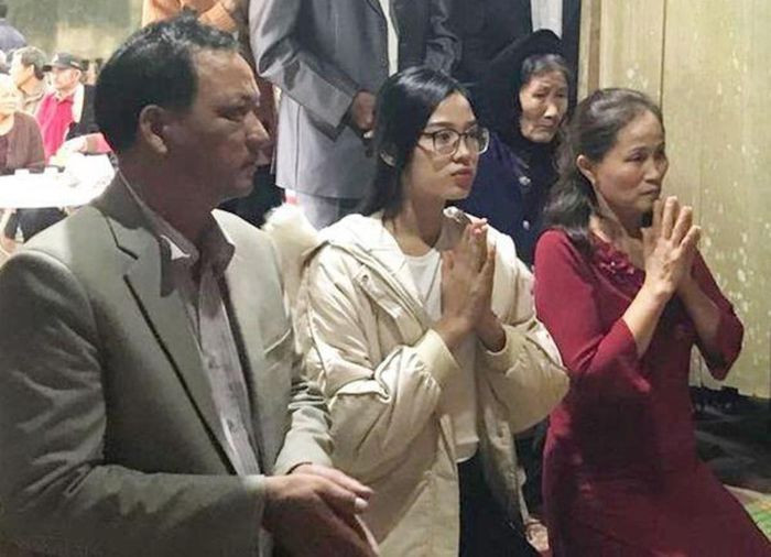 Trước đó, sau khi đăng quang không lâu, gương mặt không son phấn của Đỗ Thị Hà cũng từng gây chú ý khi hình ảnh cô xuất hiện ở quê nhà được đăng tải lên mạng. Trong hình, người đẹp sinh năm 2001 không trang điểm, để tóc xõa và đeo kính cận. Nhiều ý kiến cho rằng Đỗ Thị Hà trông còn xinh đẹp hơn cả khi trang điểm kỹ lưỡng.