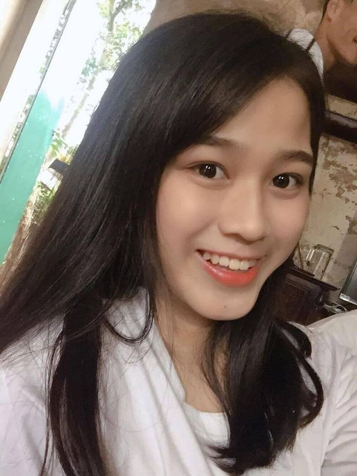 Làn da mịn màng, trắng hồng là ưu điểm lớn khi nói về nhan sắc của Hoa hậu Việt Nam 2020. Trong loạt ảnh thời còn học cấp 3, cô nhận được nhiều lời khen cho làn da căng bóng, thậm chí không thấy cả lỗ chân lông.