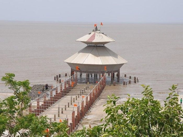  Khi thủy triều lên, ngôi đền biến mất khỏi tầm mắt người nhìn. 