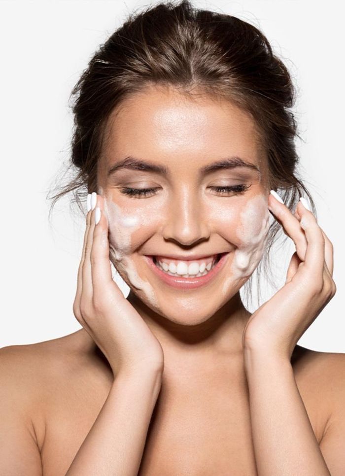 Rửa mặt, làm sạch da là bước nền tảng của mọi quy trình chăm sóc da. Ảnh: Getty, Wonderlab.