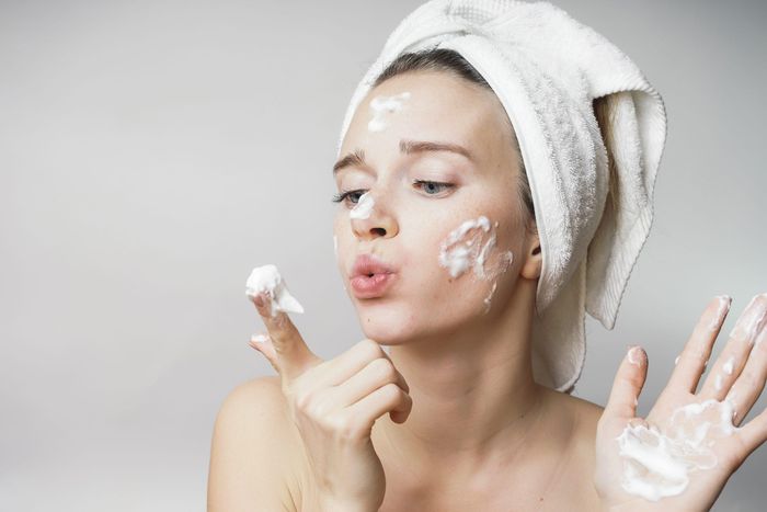 Kết hợp rửa mặt bằng nước ấm và nước lạnh nhằm mang đến tác dụng làm sạch hiệu quả. Ảnh: Getty.