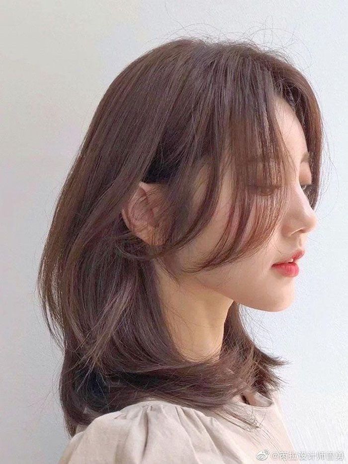 Đối với những cô gái có mái tóc mỏng, đây là giải pháp hoàn hảo để che khuyết điểm và tạo cá tính riêng. Vì chỉ được xoăn nhẹ, kiểu tóc này dễ mất nếp và thẳng trở lại. Do đó, bạn cần chịu khó quấn lô thời gian ngắn trước khi ra ngoài. Sau khi gội đầu xong, thoa một ít kem dưỡng vào lòng bàn tay rồi xoa bóp tóc lúc còn ẩm cũng là giải pháp lý tưởng. Ảnh: Weibo, news.line.