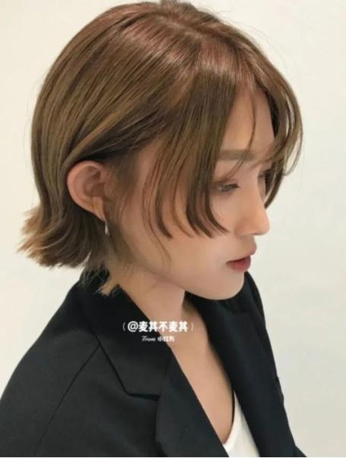 Nam Đoàn - chủ tiệm cắt tóc tại Hà Nội - cho biết: "Gần đây, nhiều bạn trẻ đến và yêu cầu cắt giống kiểu tóc trong hình. Tôi phải công nhận nó giúp nhiều bạn nữ trông xinh xắn và trẻ ra. Đối với những ai có tóc ngắn, việc thử sẽ tránh gặp rủi ro hơn". Các cô gái có tóc dài cần cân nhắc kỹ trước khi quyết định cắt bởi độ dài trước và sau chênh lệch lớn. Ảnh: weibo, QQ.