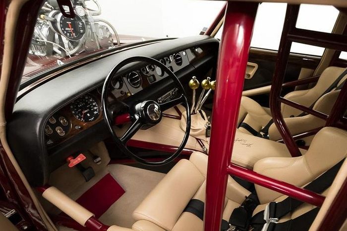 Nhìn bên ngoài, chiếc xe của Johansen có thể giống một chiếc Rolls-Royce Silver Shadow 1974, nhưng khung gầm xe là được chế tạo riêng với khung thép.