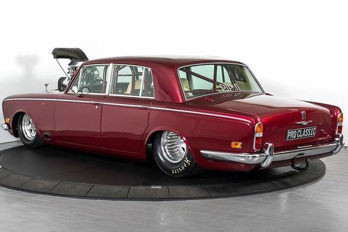 Những chiếc xe Rolls-Royce luôn rất sang trọng và lịch lãm, nhưng Tony Johansen nghĩ rằng chúng quá nhàm chán và muốn sở hữu một chiếc đủ sức khiến trái tim của anh ấy sôi sục. Do vậy, người đàn ông mê tốc độ này đã quyết định chế tạo một chiếc xe đua drag Rolls-Royce độc nhất vô nhị với sự giúp đỡ của người bạn Perti Plosila, người có kinh nghiệm chế tạo nên những cỗ máy hiệu suất cao.