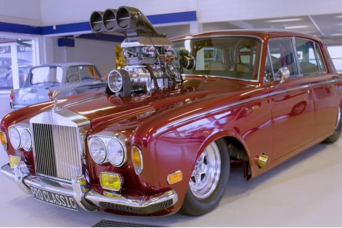 Nếu bạn thích sở hữu chiếc xe đua drag có thể coi là sang trọng nhất thế giới này, giá xe Rolls-Royce đua drag được đại lý TJ Auto của Na Uy rao bán với giá tiền khoảng 106.790 USD. Đây là một số tiền không rẻ, nhưng nếu so sánh với một chiếc Rolls-Royce Ghost cơ bản thì còn rẻ hơn tới vài lần.