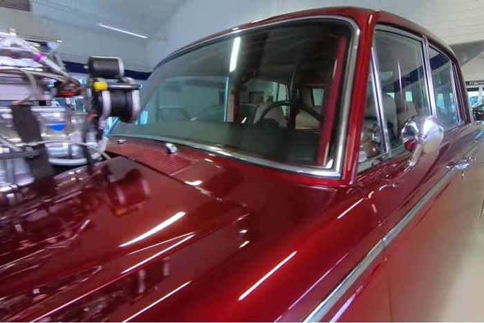 Tất nhiên, không có chiếc Rolls-Royce nào là hoàn thiện nếu thiếu nội thất sang trọng. Chiếc xe đua drag Silver Shadow độ được trang trí bằng chất liệu carbon và trang bị ghế da xịn để bạn có thể điều khiển xe trong sự thoải mái, miễn là bạn có thể chịu được tiếng ồn từ khối động cơ khủng quá đà.