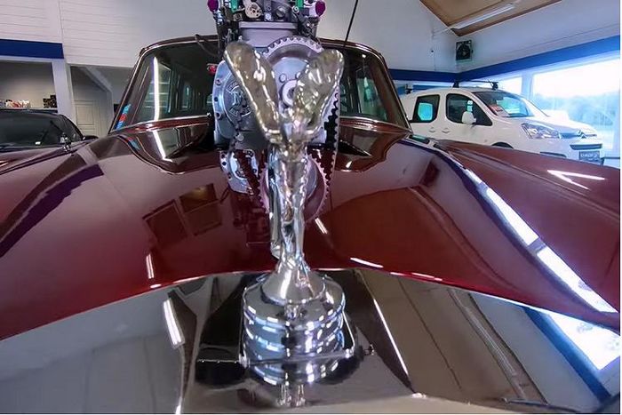 Cung cấp sức mạnh cho “mãnh thú” này là động cơ siêu nạp V8 từ Oldsmobile kết hợp với một bộ đẩy nitơ 200 mã lực nữa. Trong đoạn video trên, chúng ta có thể nghe thấy tiếng gầm rú cực đã của động cơ V8.