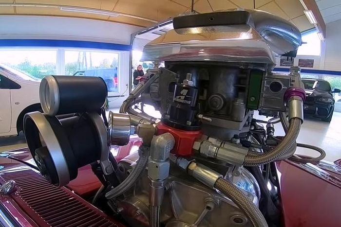 Vì âm thanh động cơ lớn đến vậy, chúng ta cũng không mong đợi cabin sẽ yên tĩnh và thoải mái như một chiếc Rolls-Royce hiện đại. Nhưng nói thực thì người cầm lái chiếc xe này chắc cũng không quan tâm đến chuyện đó.