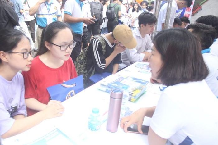 Thí sinh tham gia ngày hội tư vấn tuyển sinh hướng nghiệp năm 2020. Ảnh: Sỹ Điền