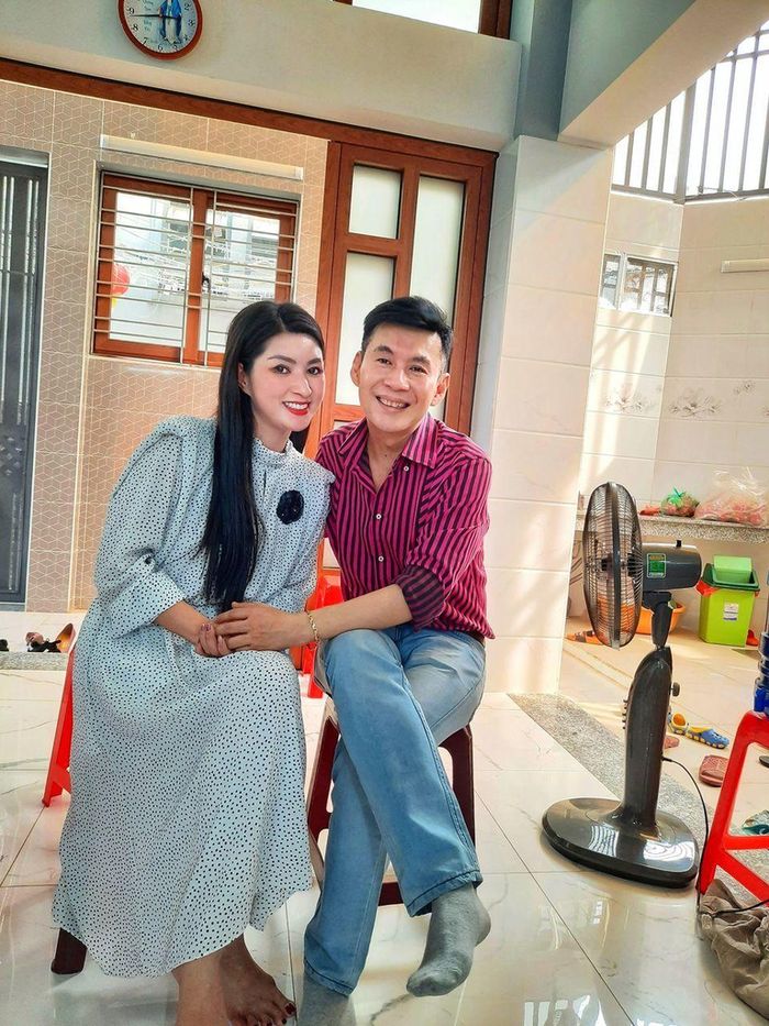 Đăng ảnh hội ngộ bên Nguyễn Hồng Nhung, Đoan Trường tâm sự: "Đã 25 năm trôi qua mới có dịp gặp lại cô em gái. Ca sĩ Nguyễn Hồng Nhung vẫn trẻ trung dịu dàng như ngày nào nhân chuyến đi từ thiện trưa nay. Ôi thời gian, thời gian".