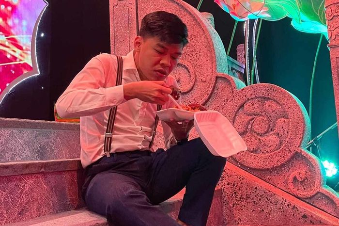Trung Ruồi đăng ảnh hậu trường trong buổi ghi hình Táo Quân đặc biệt khi không có khán giả. Anh viết: "Mấy năm được lên chầu Ngọc Hoàng và chắp tay theo hầu các Táo nhưng chưa năm nào mà buổi chầu lại diễn ra trong hoàn cảnh đặc biệt như vậy. Đăng bức ảnh để năm sau bình an ta xem lại".