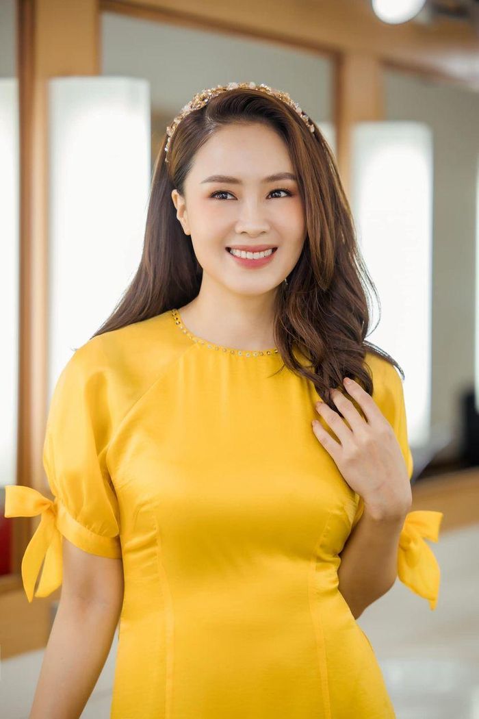 Sao việt hôm nay 31/1: Diễn viên Hồng Diễm viết: ''Chuẩn bị rõ nhiều áo dài để đón Tết "Trâu vàng" mà... Mong Covid sớm đi nhé vì rong chơi thế giới lâu quá rồi''.