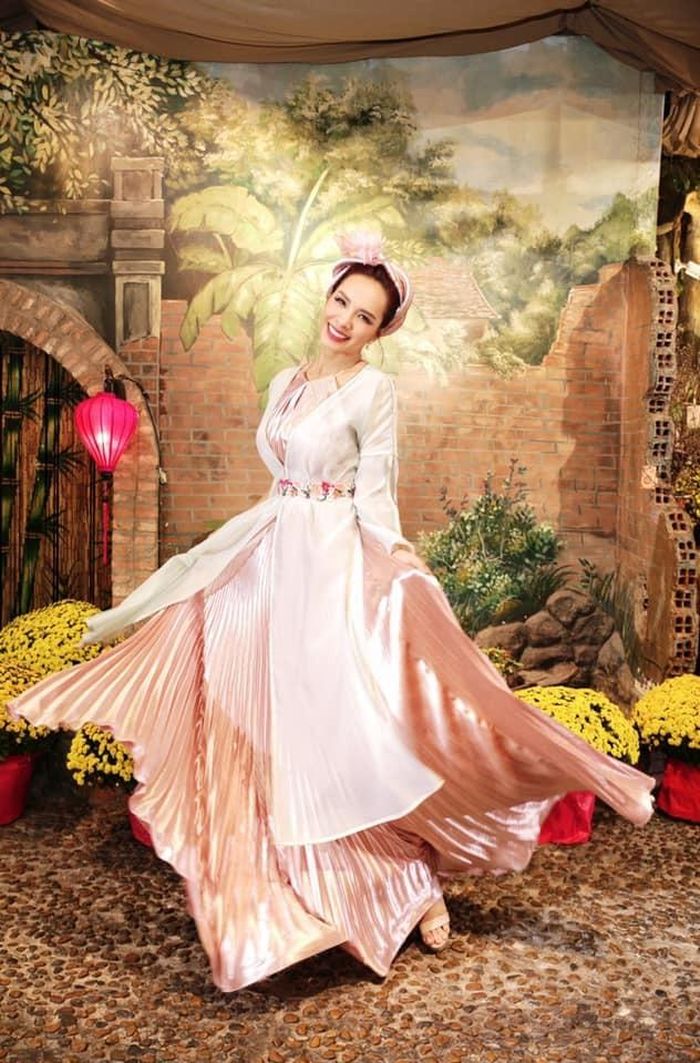 "Tấm hay Cám thế nhỉ?", Thúy Hạnh hỏi fan.