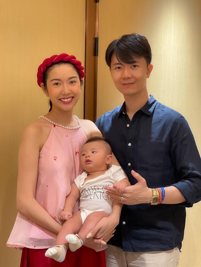 Chia sẻ ảnh bên ông xã và con trai, á hậu Thúy Vân viết: "Đáng lẽ hôm nay có một buổi chụp hình, nhưng do tình hình đang phức tạp nên mình đành hạn chế đến chỗ đông người để bảo vệ em bé và gia đình. Mọi người nhớ giữ sức khỏe nhé".