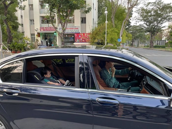 Cường Đô La chia sẻ hình ảnh vợ Đàm Thu Trang và con gái Suchin đi dạo phố. Anh viết: "Hai chị đại đi dạo chiều thứ 7. Ba Cường đạp xe kế bên nhé".