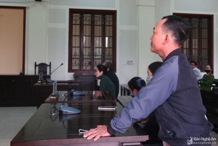 Bị hại đến tham dự tòa đề nghị các bị cáo hoàn trả lại số tiền đã lừa đảo. Ảnh: Trần Vũ