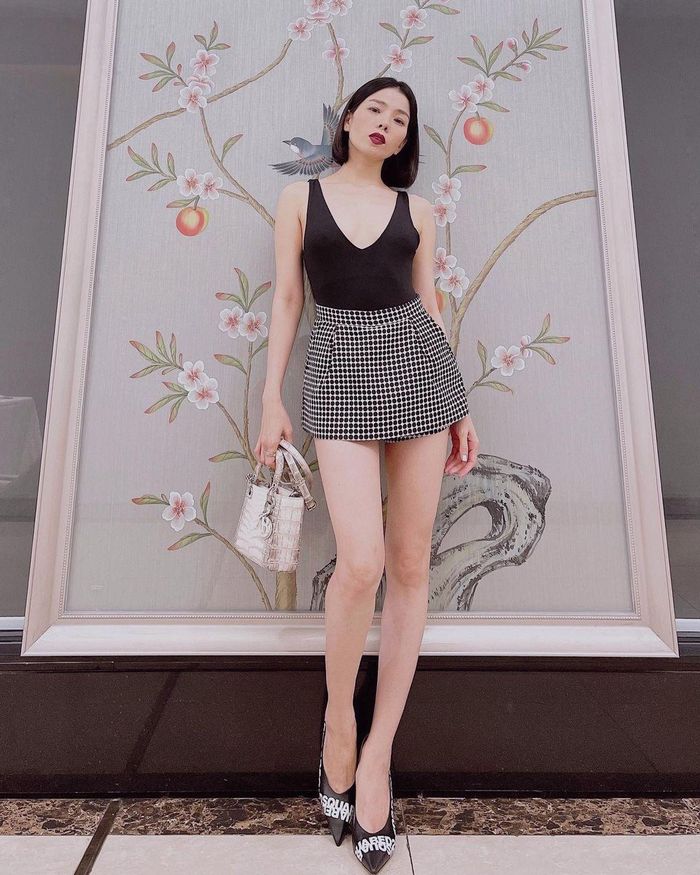  “Với phụ nữ tuổi 40, việc giữ gìn sắc vóc là vô cùng quan trọng. Ngoài chế độ ăn uống, tôi luôn ý thức chăm sóc cơ thể từ bên trong lẫn bên ngoài. Tôi ít thức khuya hơn trước, ăn uống nhiều rau củ quả và hạn chế ăn đồ béo, giữ tinh thần luôn lạc quan, vui vẻ", Lệ Quyên tiết lộ bí quyết để có được sắc vóc "vạn người mê".