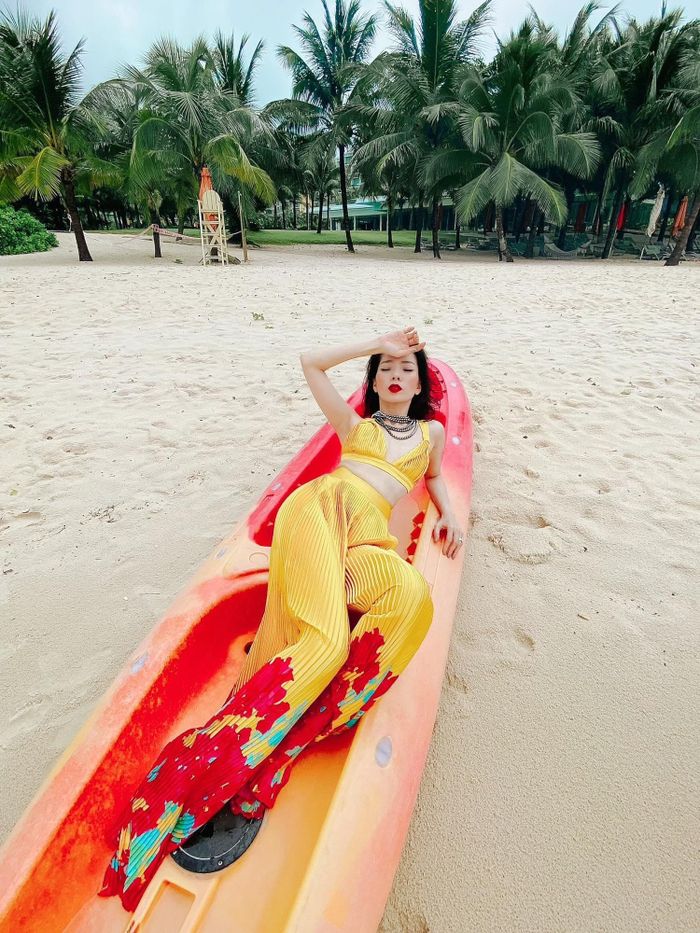 Trong showbiz Việt, Lệ Quyên là một trong những người đẹp giữ phong độ nhan sắc đáng ngưỡng mộ nhất nhì. Ở tuổi U40, sắc vóc gợi cảm của nữ ca sĩ vẫn khiến cho nhiều đàn em phải e dè. 