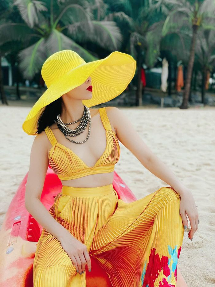 "Nữ hoàng phòng trà" quan niệm, dù có chuyện gì xảy ra phụ nữ vẫn nên chăm chút, yêu thương bản thân mình thật nhiều. "Nếu lỡ có những chuyện xảy đến mà chẳng được như ý mình, cũng không sao cả. Tôi sẽ cứ vui vẻ đón nhận và đối mặt thôi. Chẳng bao giờ mọi người thấy Lệ Quyên đầu bù tóc rối hết, vì tôi quan điểm mình phải đẹp trong mọi tình huống", nữ ca sĩ nói.