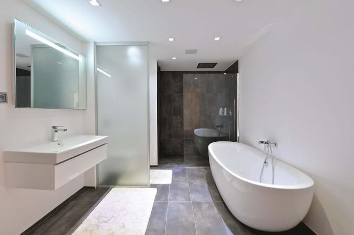 Các thiết bị vệ sinh có thiết kế trẻ trung và sang trọng, các loại vật liệu composite tráng ceramic chống xước được kết hợp với các loại đá và ốp trong một không gian rộng rãi tạo nên cảm giác sang trọng.
