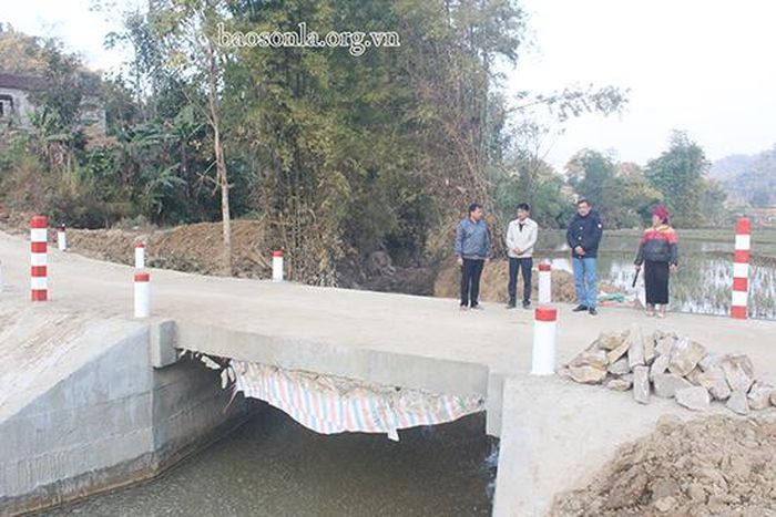Cầu bản Mờn, xã Chiềng Lương (Mai Sơn) hoàn thành đưa vào sử dụng giúp nhân dân đi lại thuận lợi.
