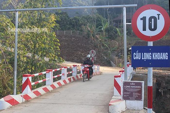 Cầu dân sinh bản Lọng Khoang, xã Hát Lót (Mai Sơn) được đầu tư xây dựng từ vốn xã hội hóa.