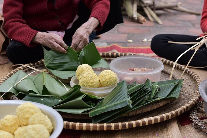 Sau công đoạn vo gạo, rửa lá, đãi đỗ là đến công đoạn gói bánh